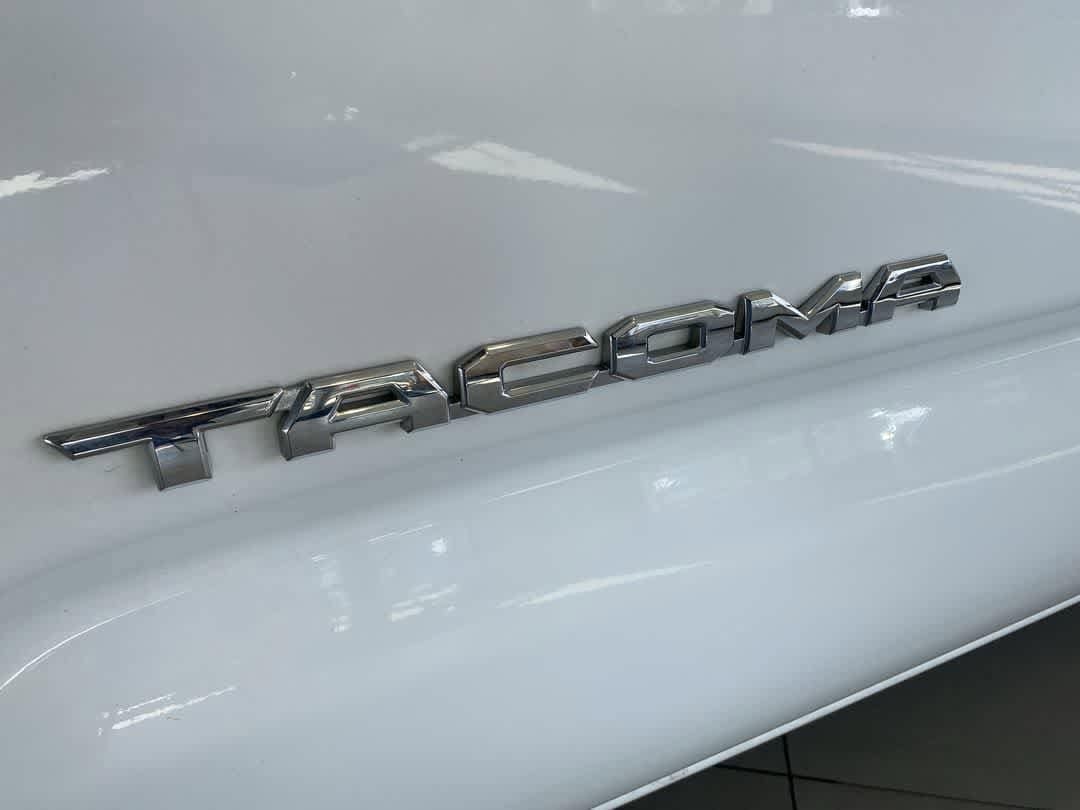 Thumbnail: 2018 Toyota Tacoma - 10
