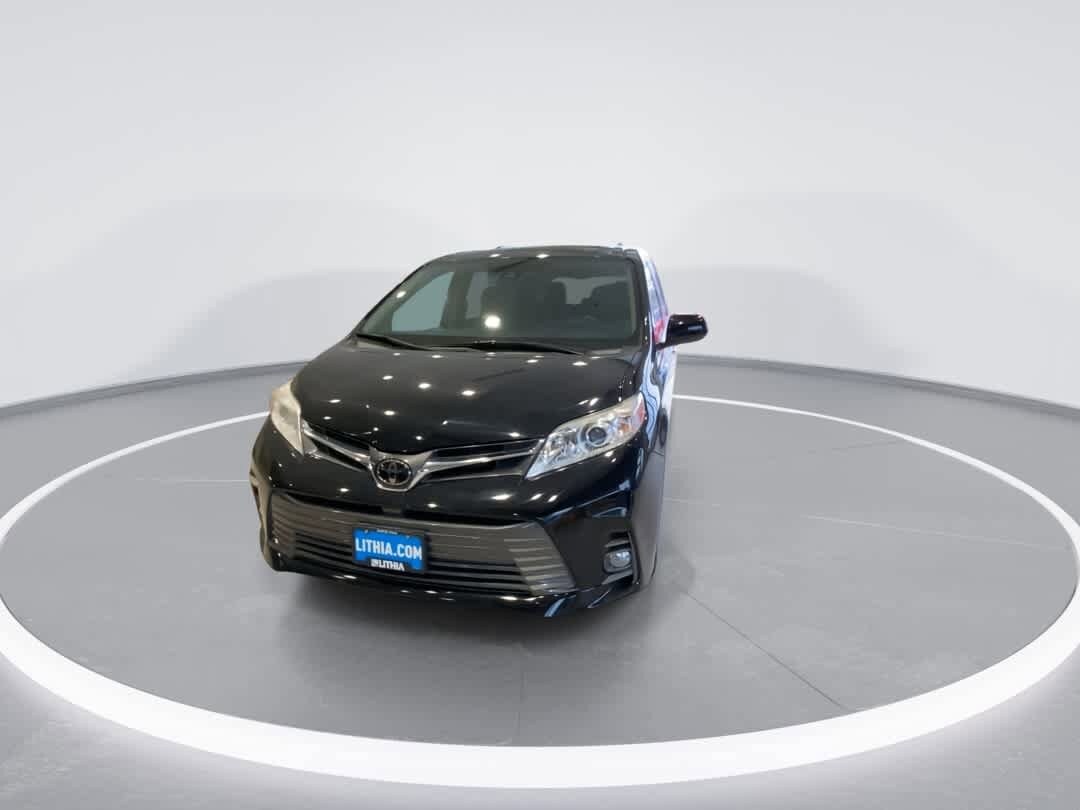 2020 Toyota Sienna XLE photo 3