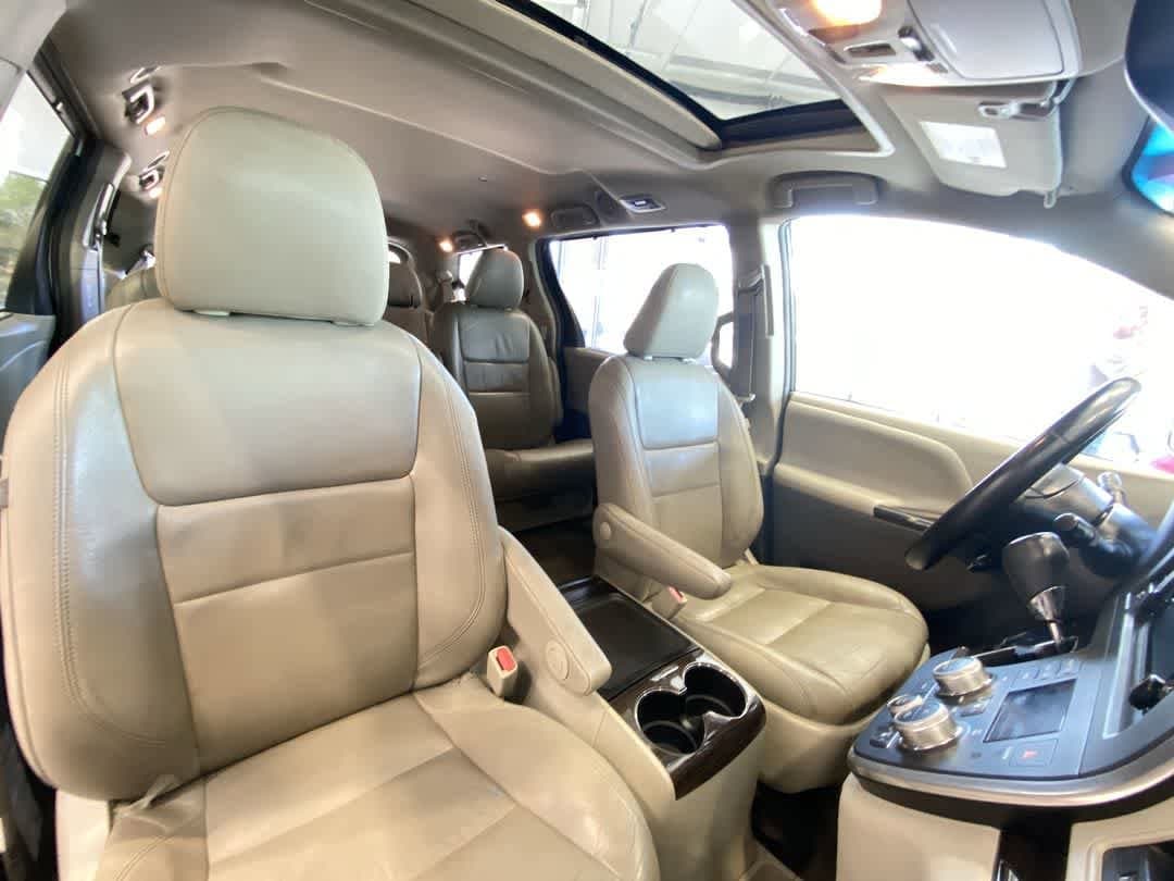 Thumbnail: 2017 Toyota Sienna - 28