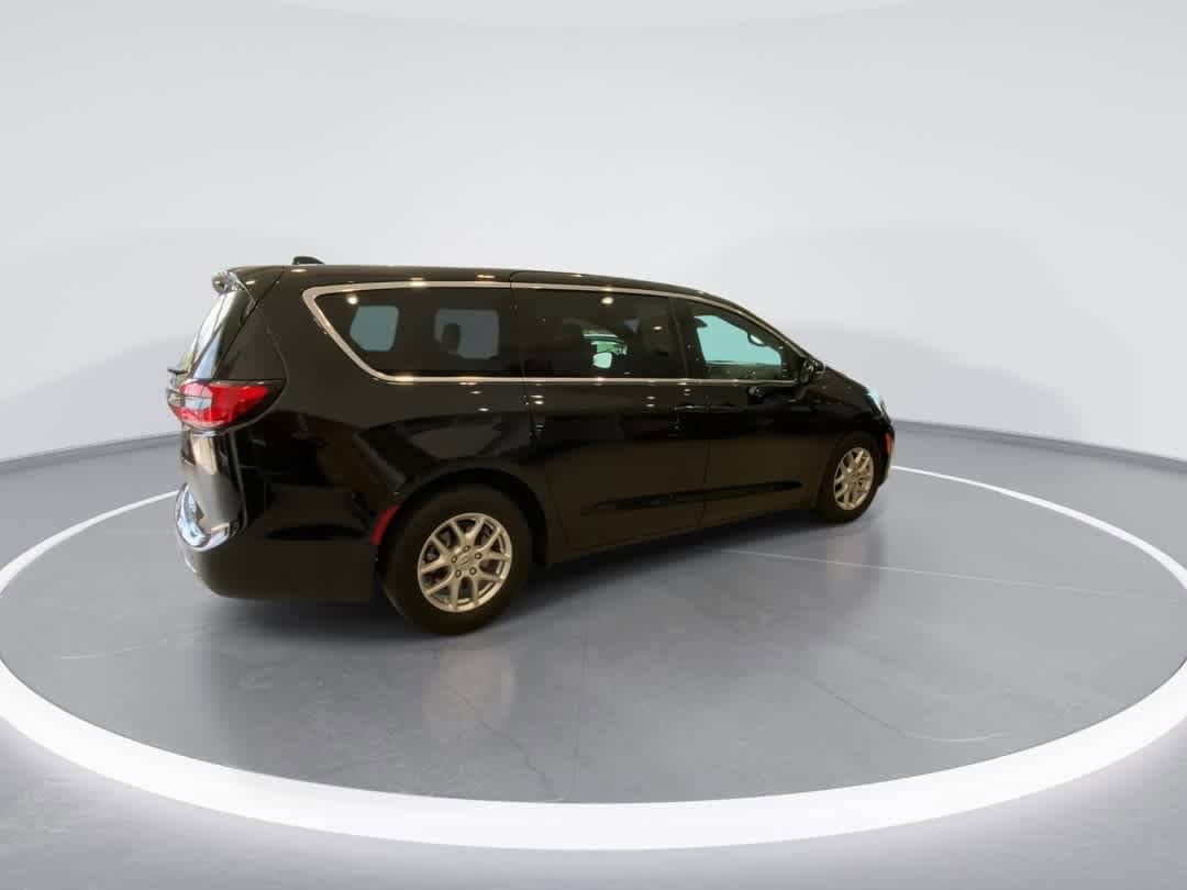 Thumbnail: 2025 Chrysler Pacifica - 8