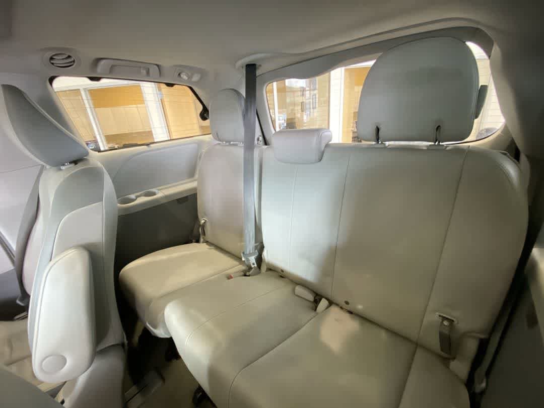 Thumbnail: 2014 Toyota Sienna - 26