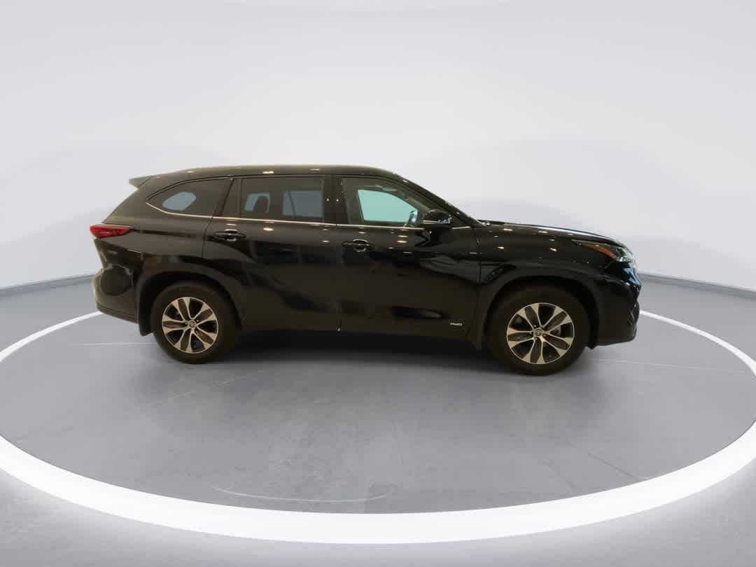 Thumbnail: 2022 Toyota Highlander - 9