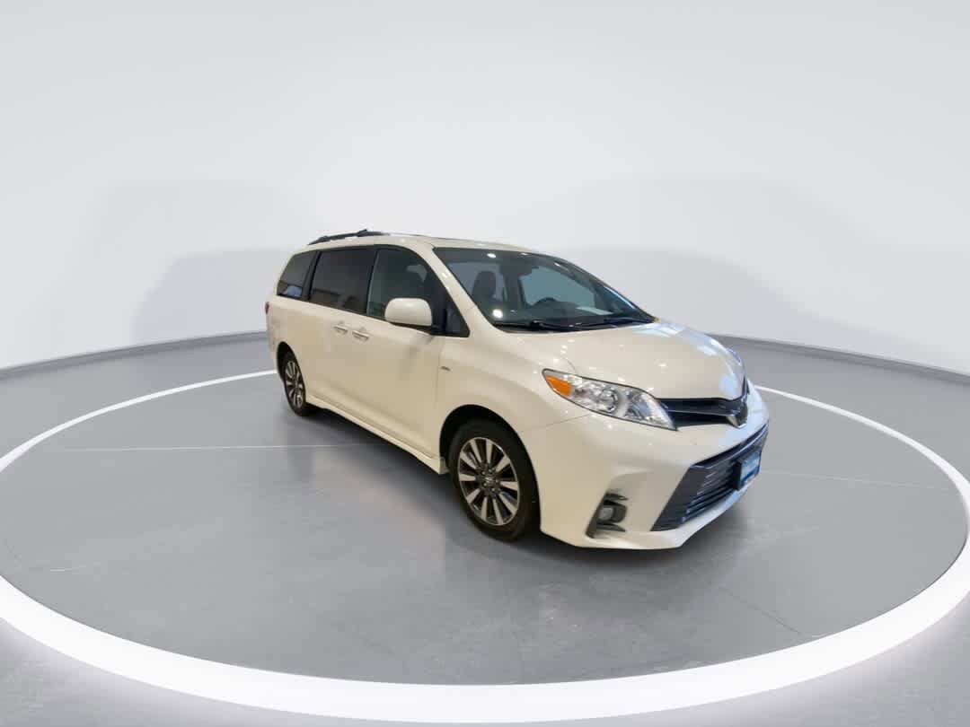 2019 Toyota Sienna XLE Premium photo 2