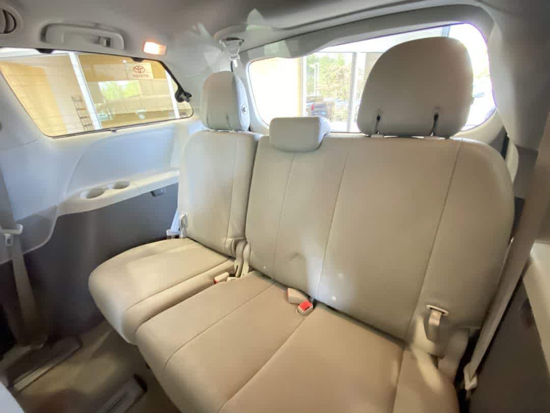 Thumbnail: 2017 Toyota Sienna - 26
