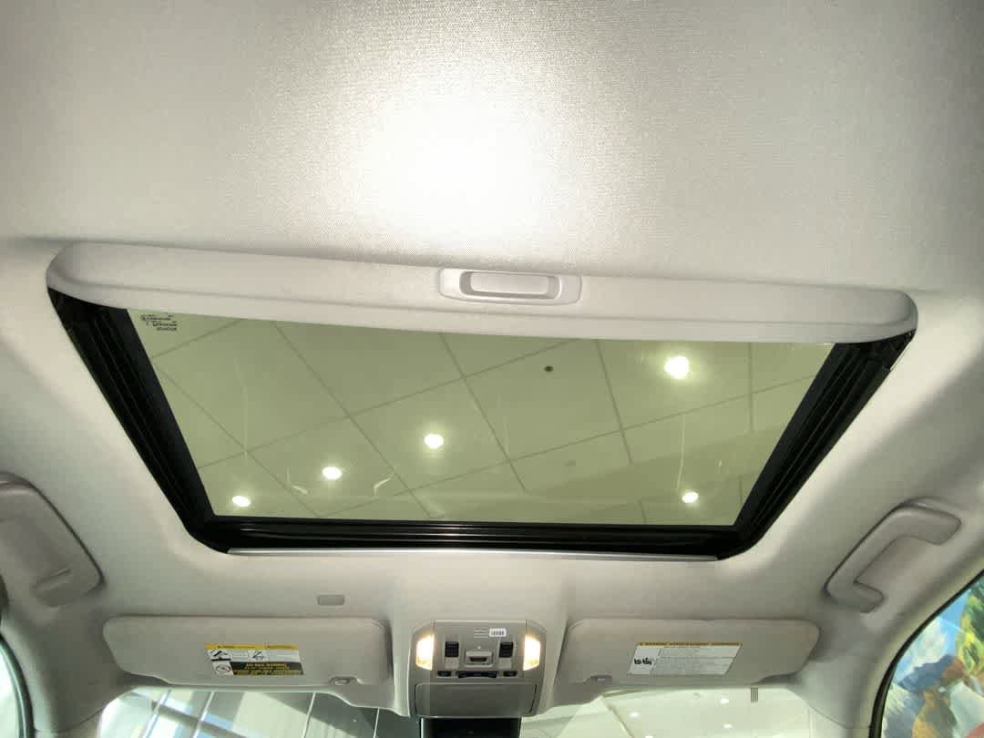 Thumbnail: 2022 Toyota Highlander - 21