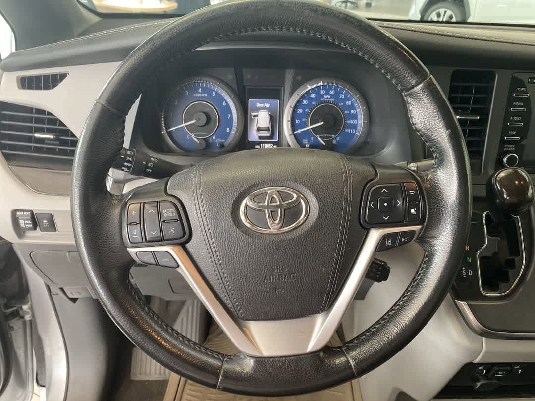Thumbnail: 2019 Toyota Sienna - 16