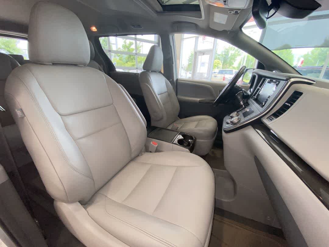 Thumbnail: 2019 Toyota Sienna - 27