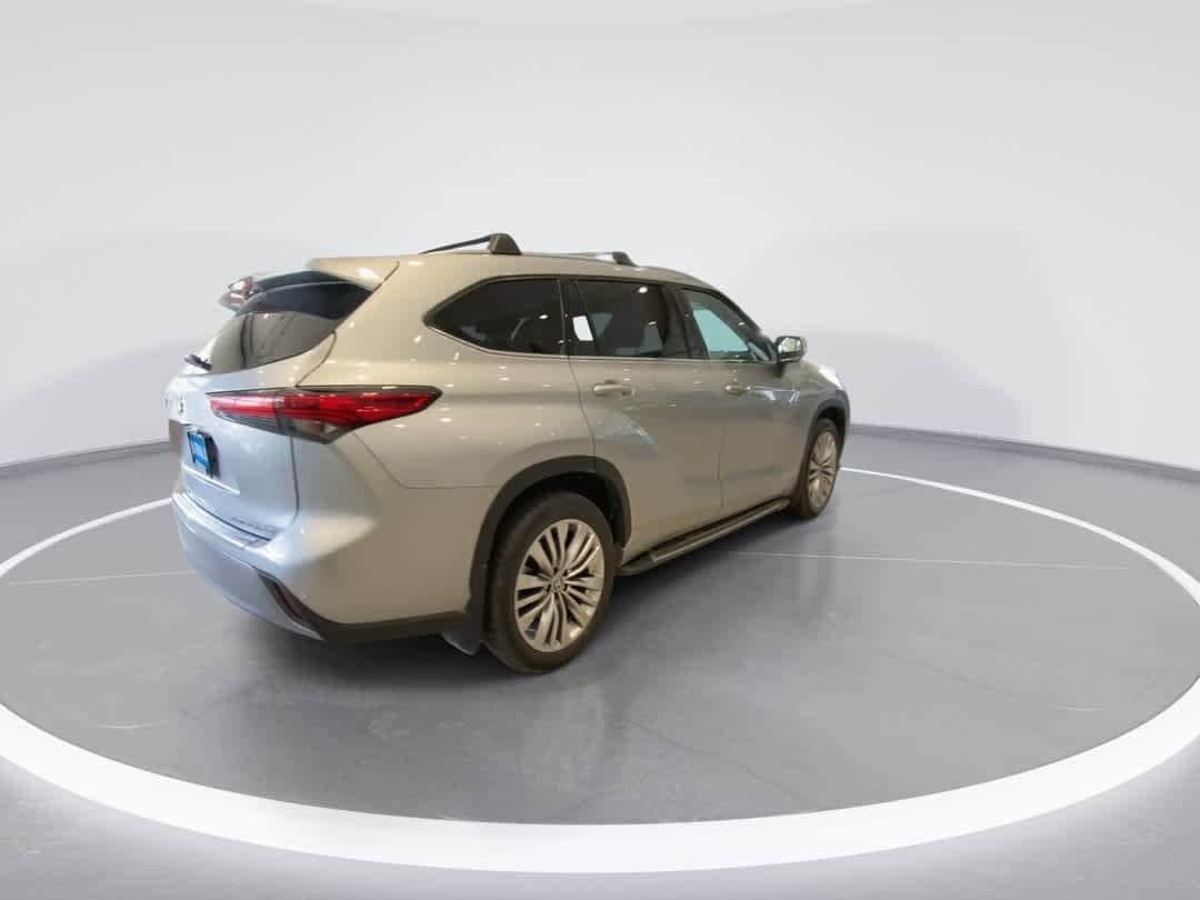 Thumbnail: 2023 Toyota Highlander - 8
