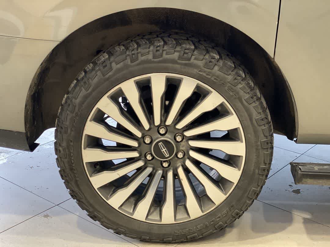 Thumbnail: 2020 Lincoln Navigator L - 13