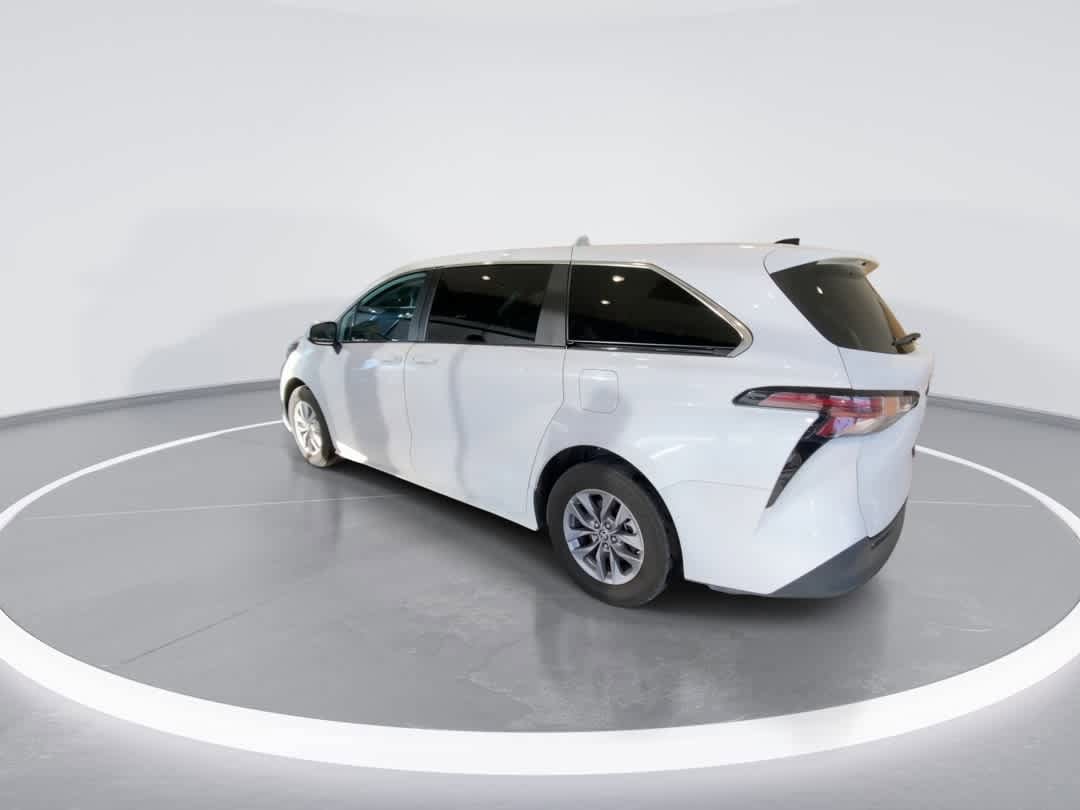 Thumbnail: 2023 Toyota Sienna - 6