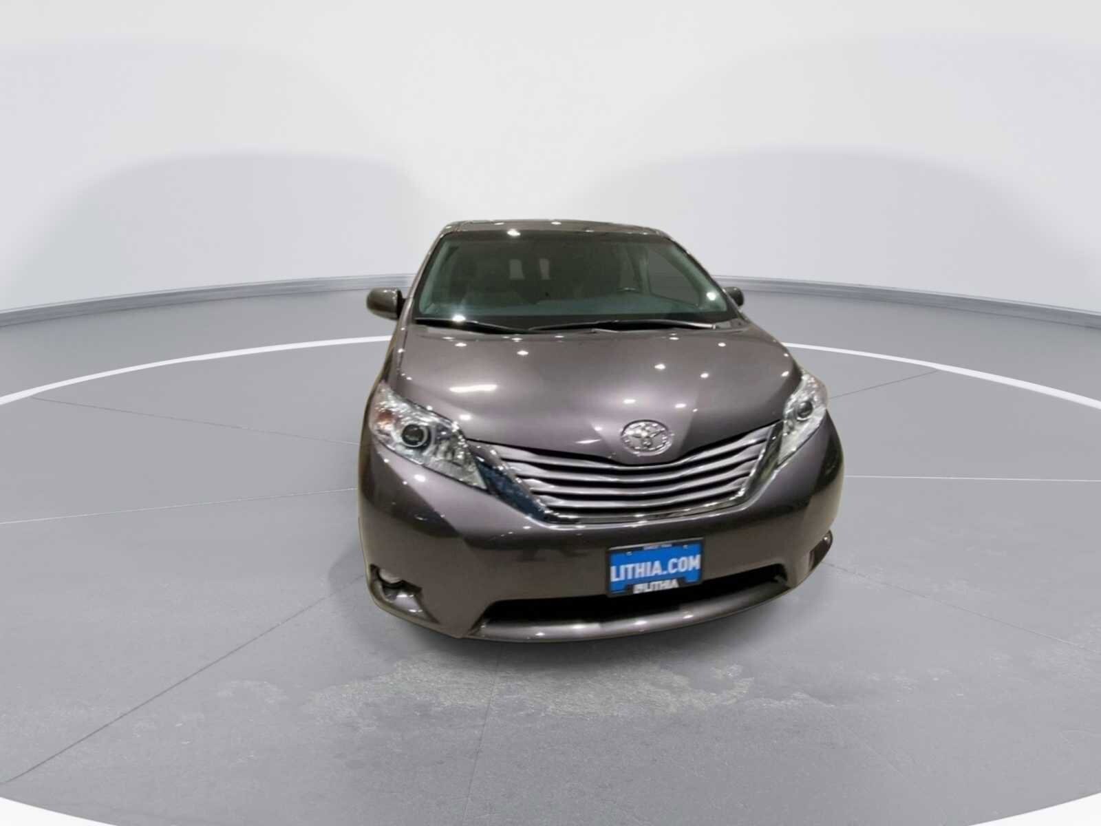 Thumbnail: 2017 Toyota Sienna - 4