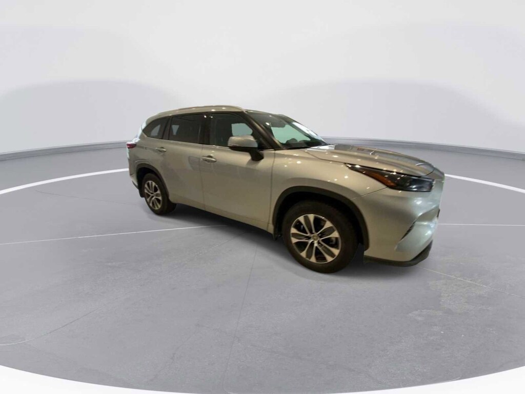 Used 2022 Toyota Highlander SUV XLE Celestial Silver For Sale in