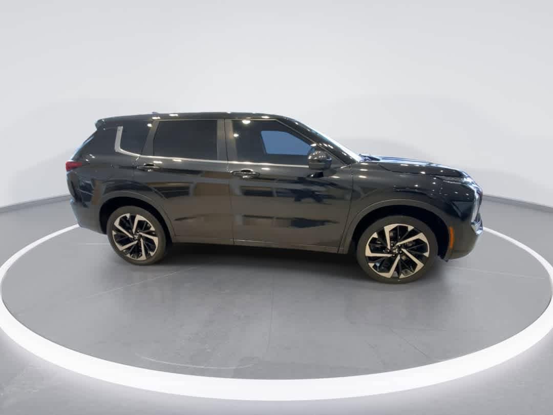 Thumbnail: 2022 Mitsubishi Outlander - 9