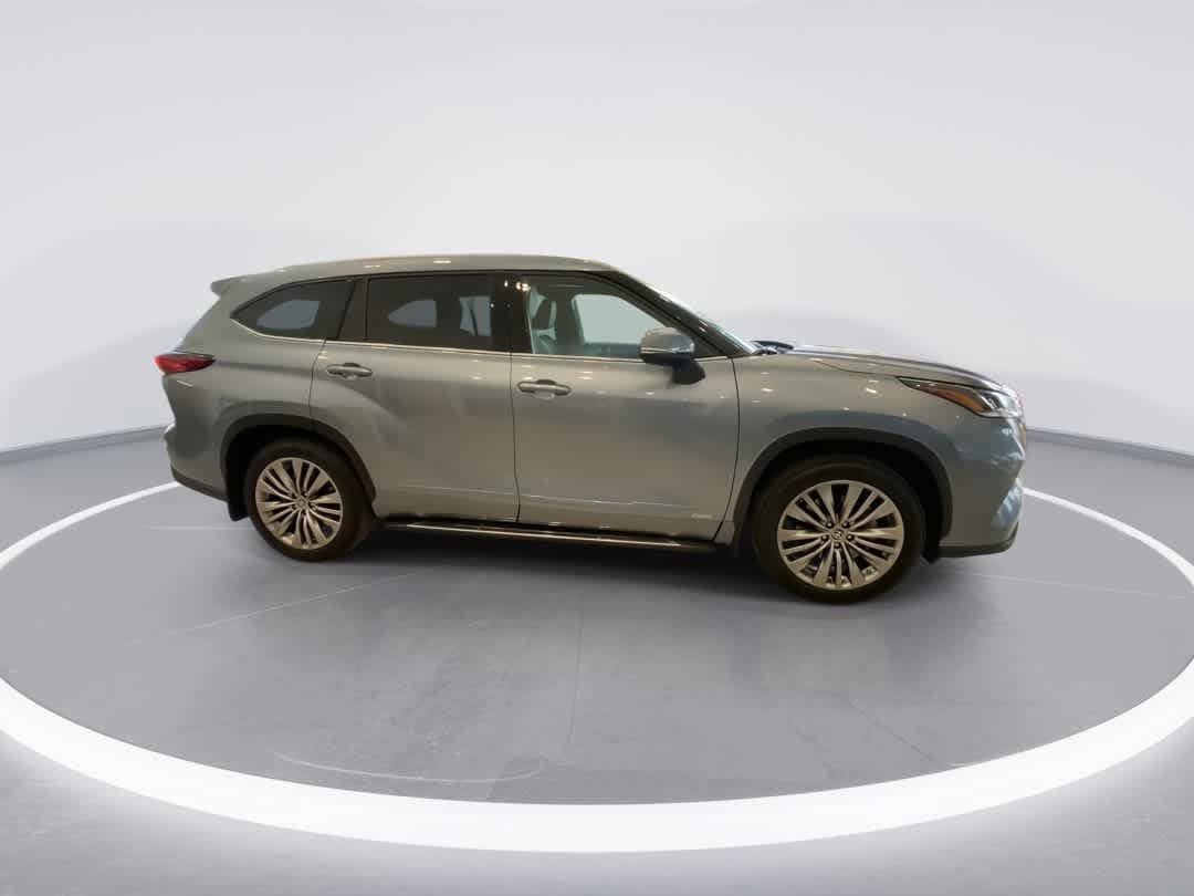 Thumbnail: 2023 Toyota Highlander - 9