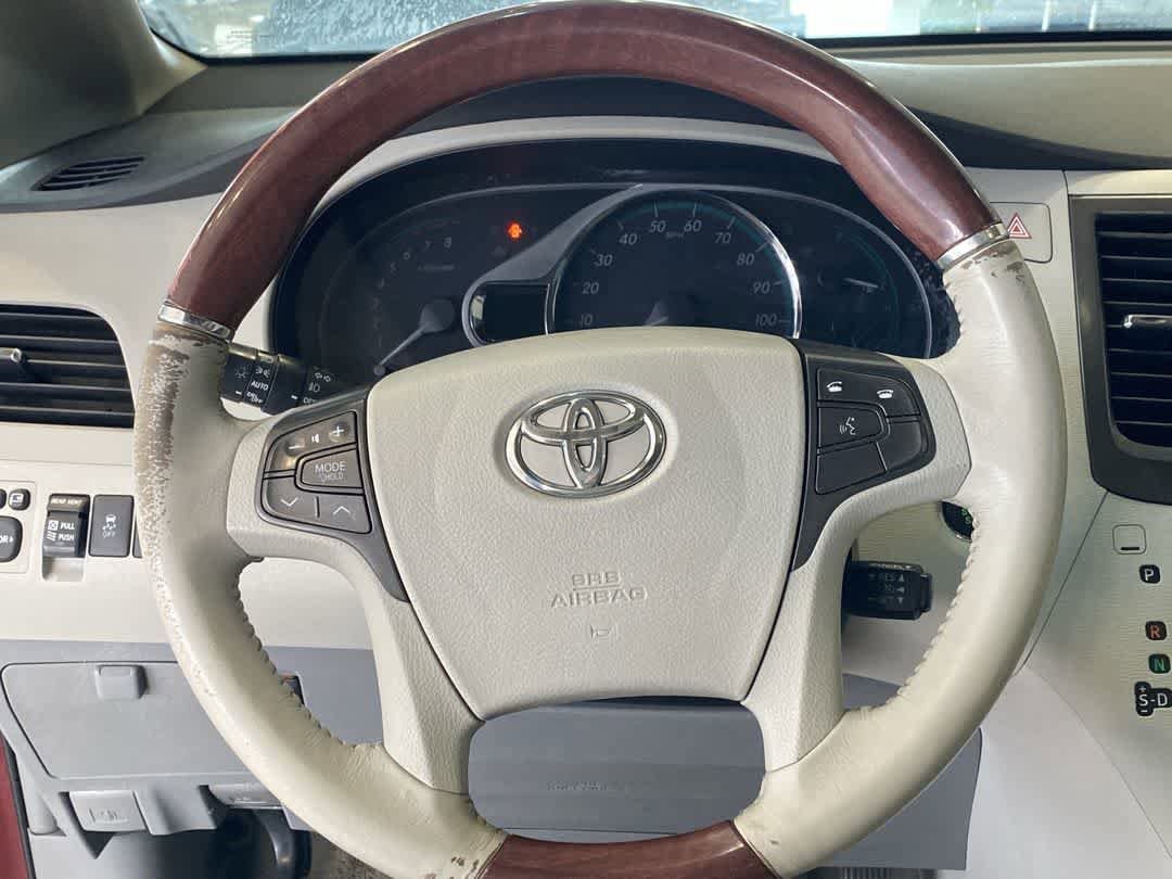 Thumbnail: 2014 Toyota Sienna - 16