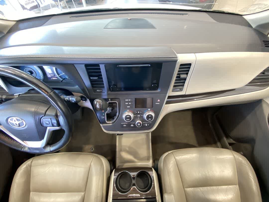 Thumbnail: 2017 Toyota Sienna - 23