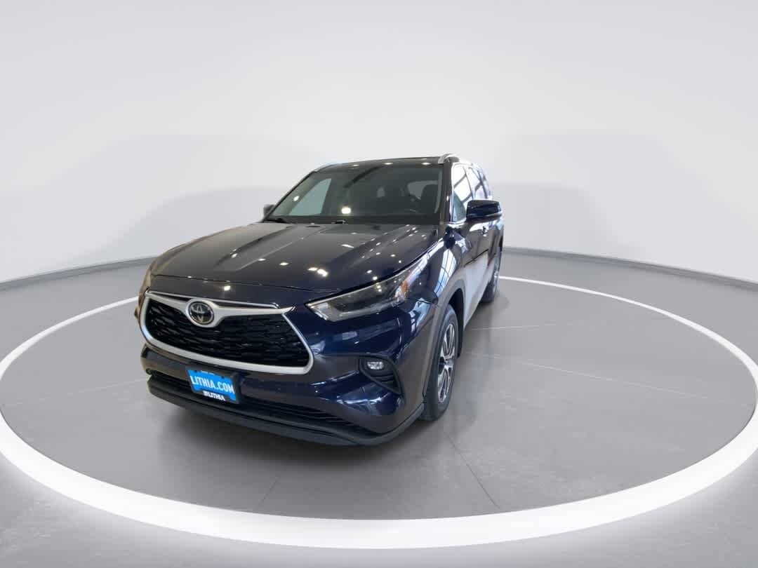 2021 Toyota Highlander XLE photo 3