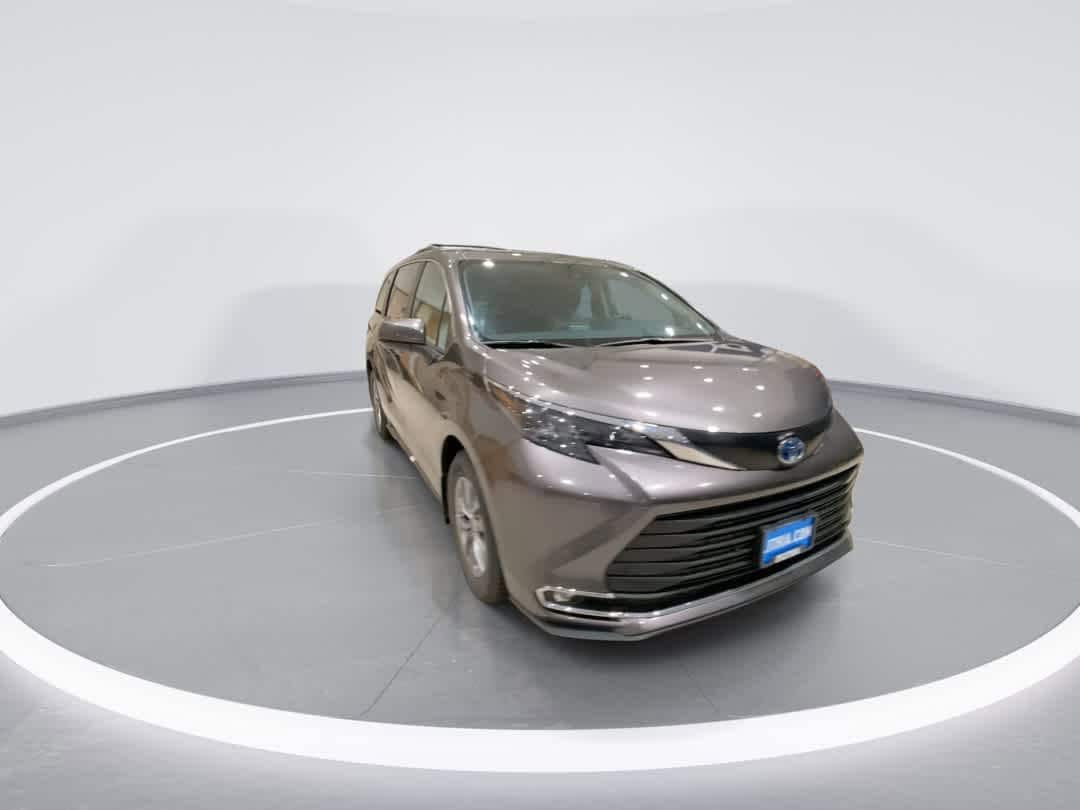 Thumbnail: 2024 Toyota Sienna - 3
