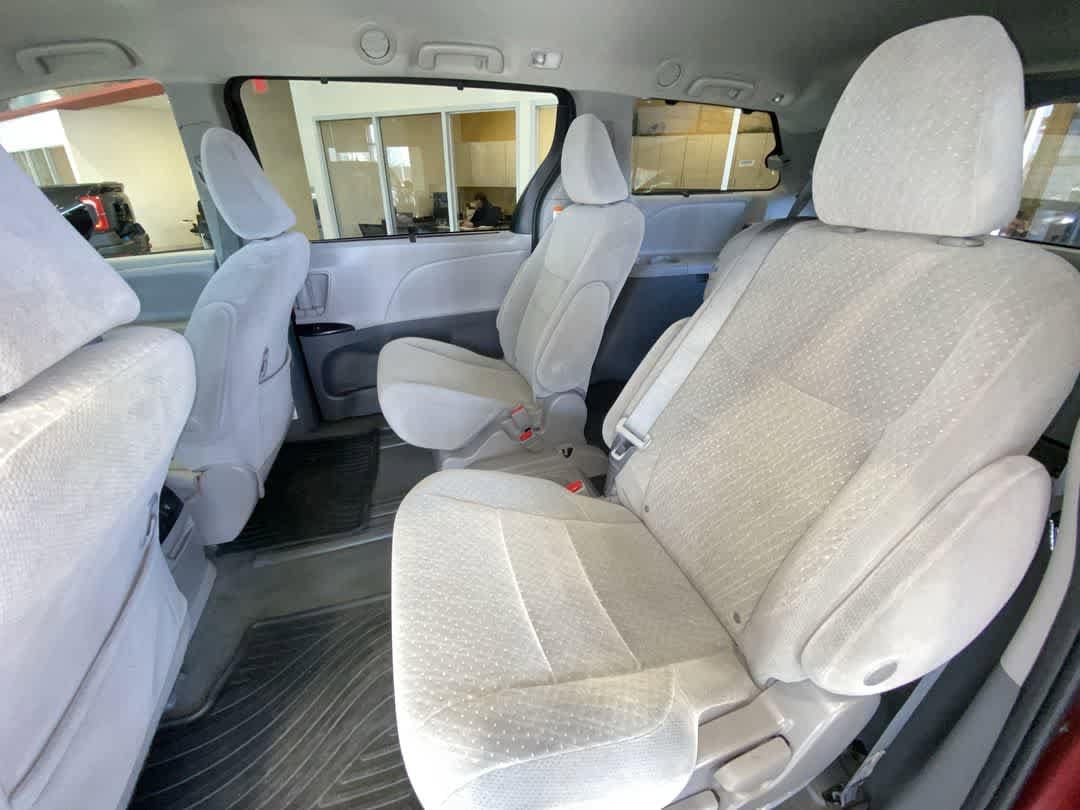 Thumbnail: 2020 Toyota Sienna - 23