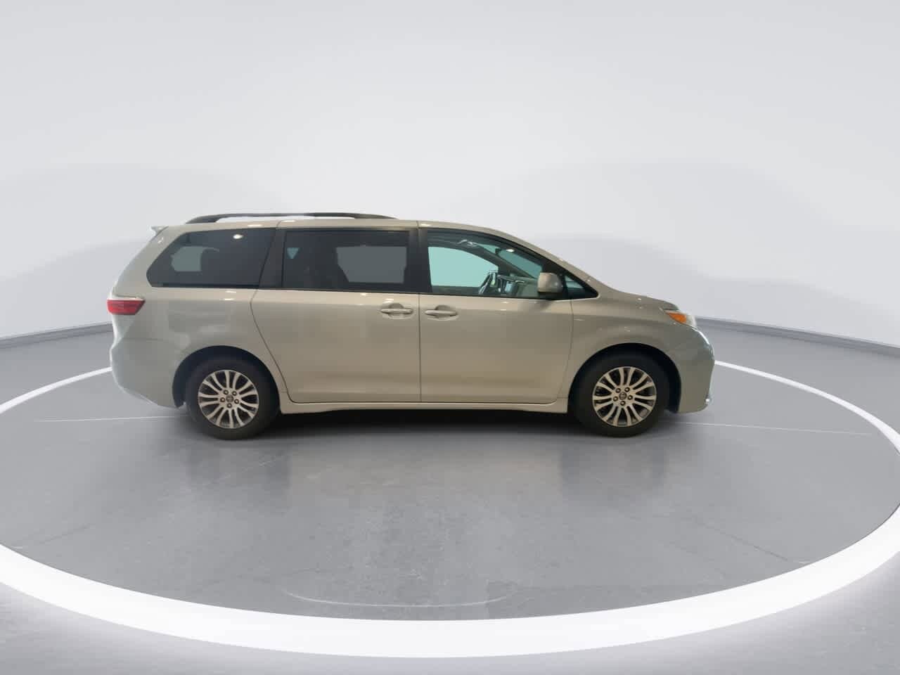 Thumbnail: 2019 Toyota Sienna - 9