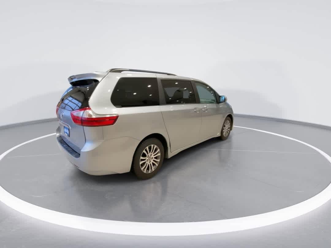 Thumbnail: 2019 Toyota Sienna - 8