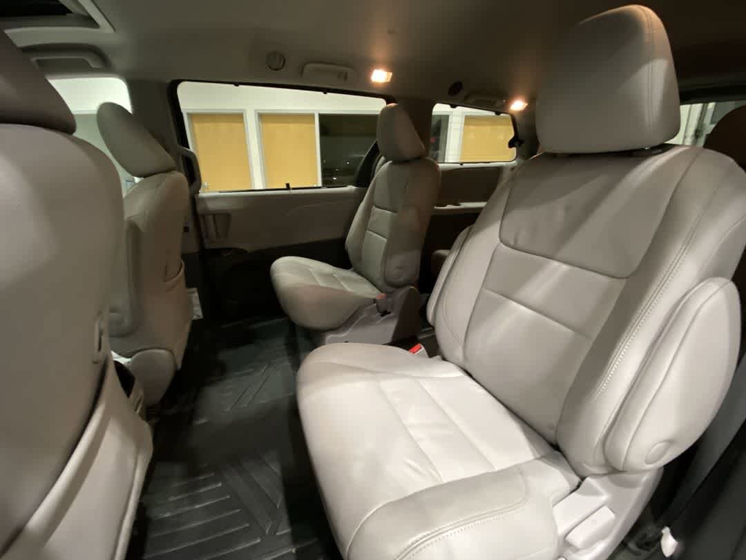 Thumbnail: 2017 Toyota Sienna - 25