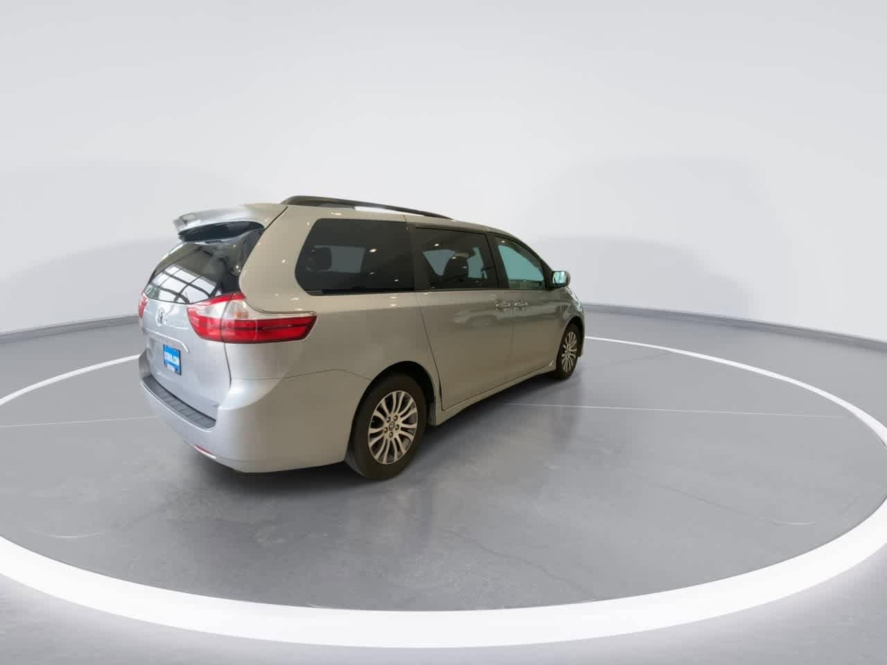 Thumbnail: 2019 Toyota Sienna - 8