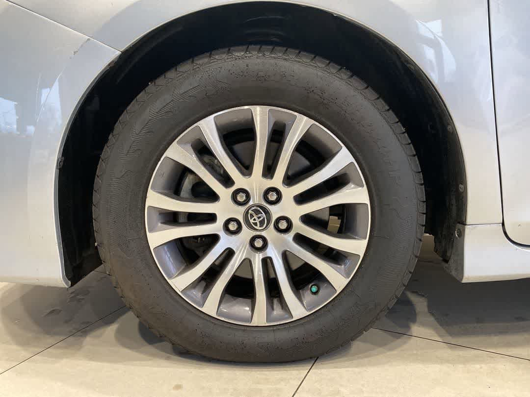 Thumbnail: 2019 Toyota Sienna - 10