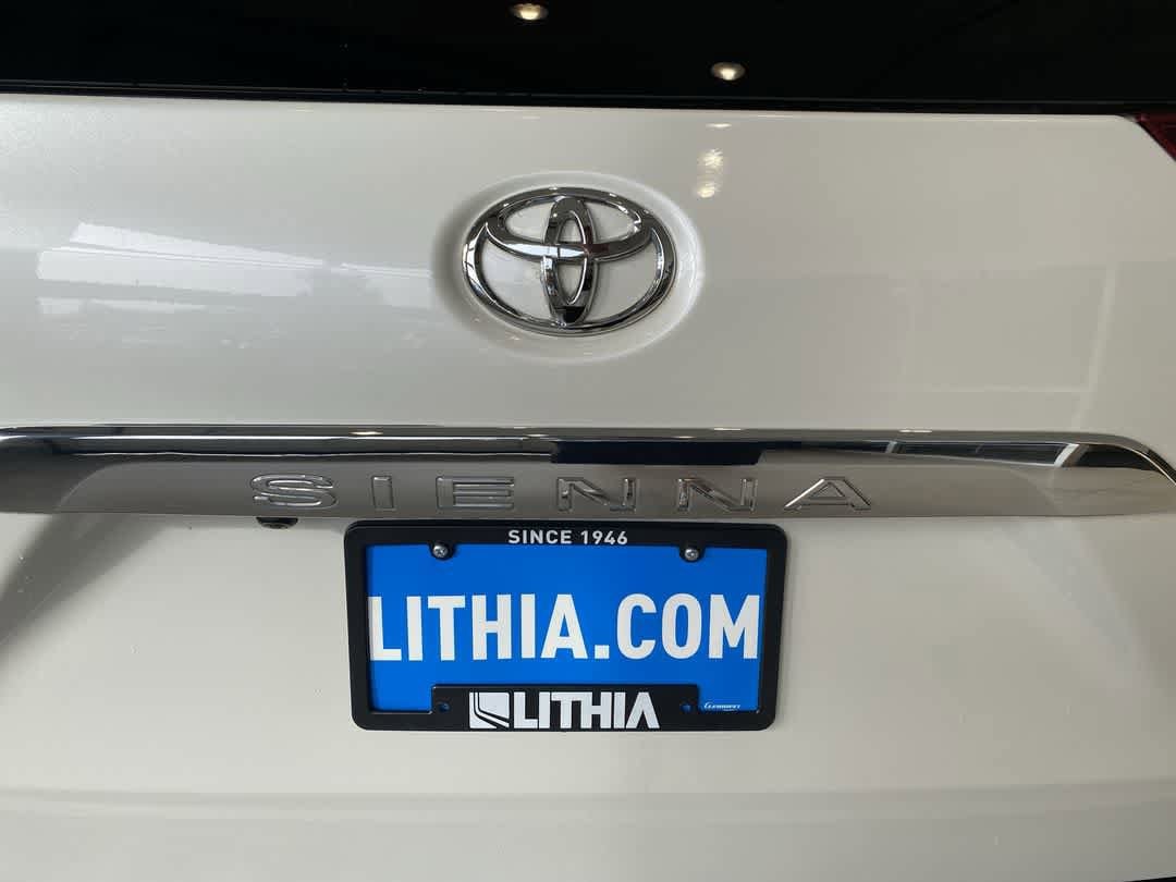 Thumbnail: 2020 Toyota Sienna - 12