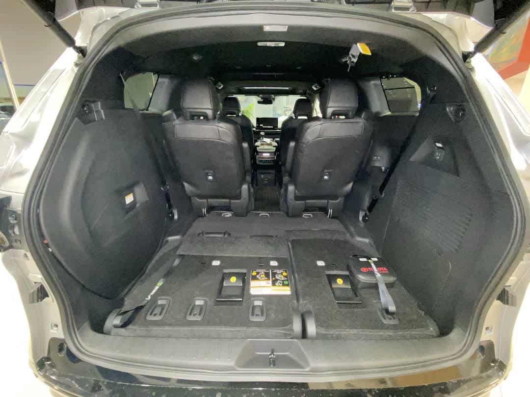 Thumbnail: 2025 Toyota Sienna - 25