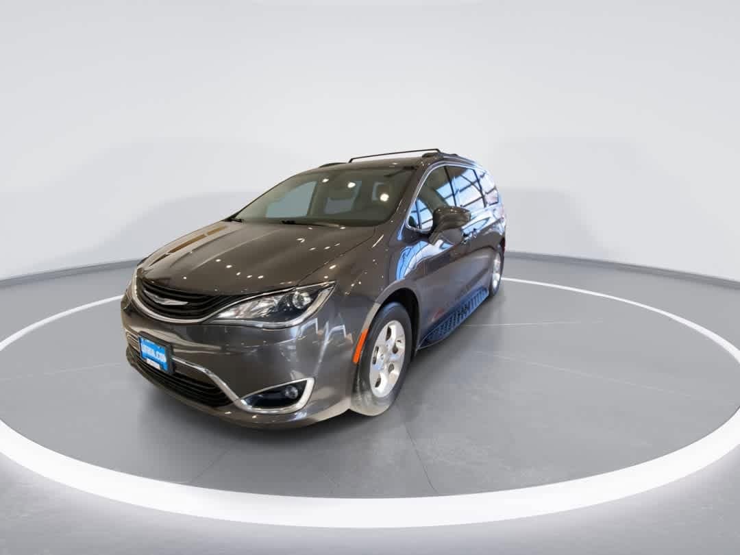 Thumbnail: 2017 Chrysler Pacifica - 3