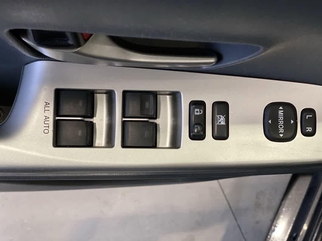 Thumbnail: 2013 Toyota Prius v - 16