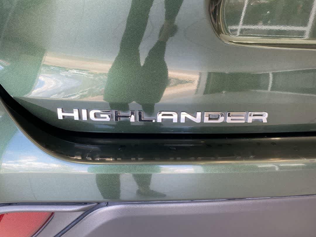 Thumbnail: 2023 Toyota Highlander - 20