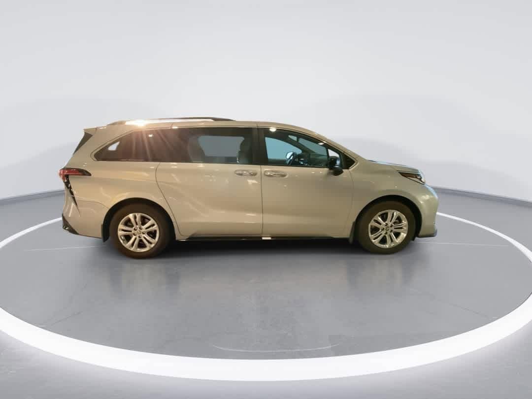 Thumbnail: 2022 Toyota Sienna - 9