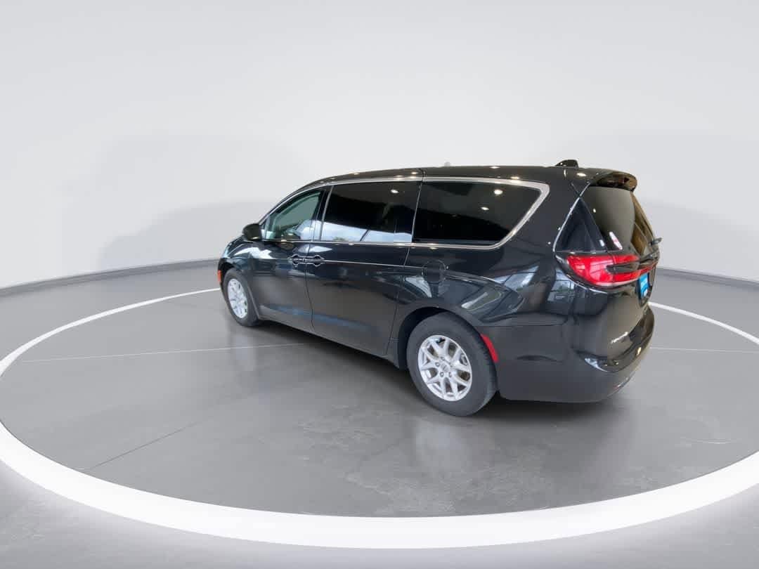 Thumbnail: 2023 Chrysler Pacifica - 6