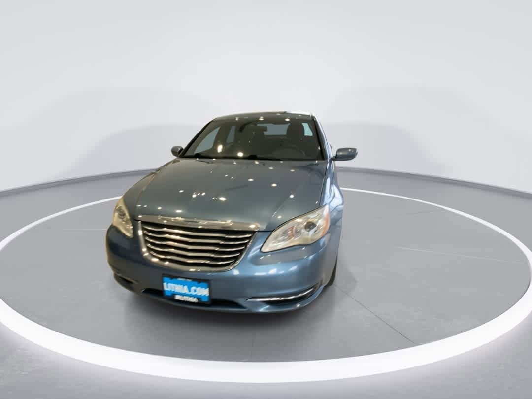 2011 Chrysler 200 Touring photo 3