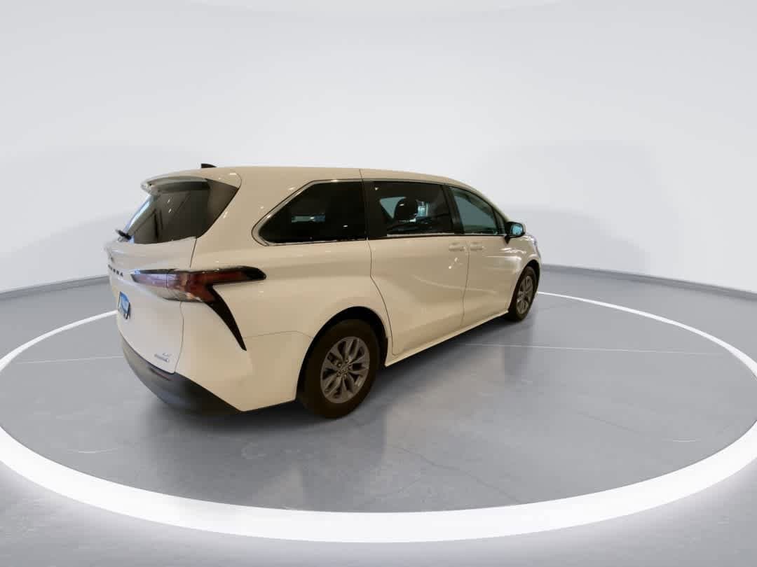 Thumbnail: 2023 Toyota Sienna - 8