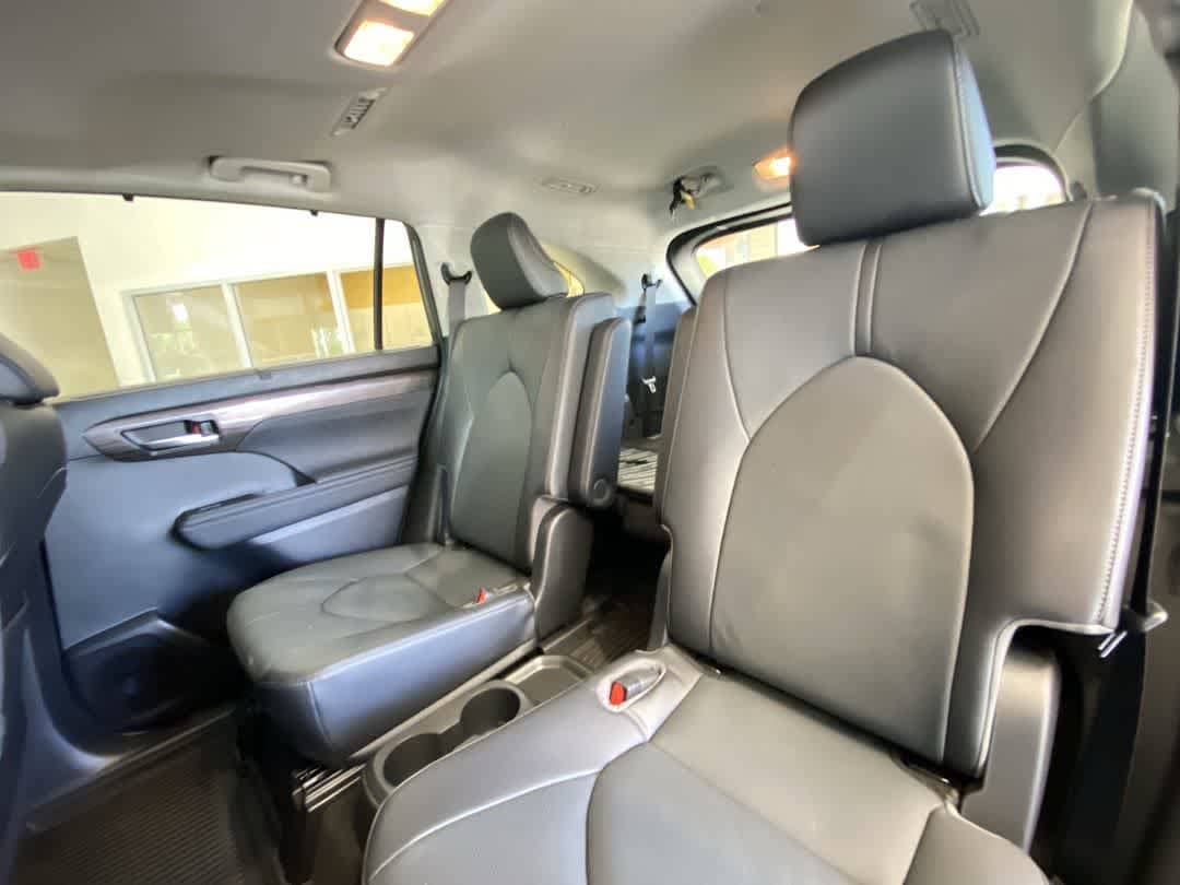 Thumbnail: 2023 Toyota Highlander - 25