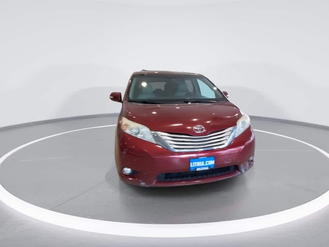 Thumbnail: 2014 Toyota Sienna - 3