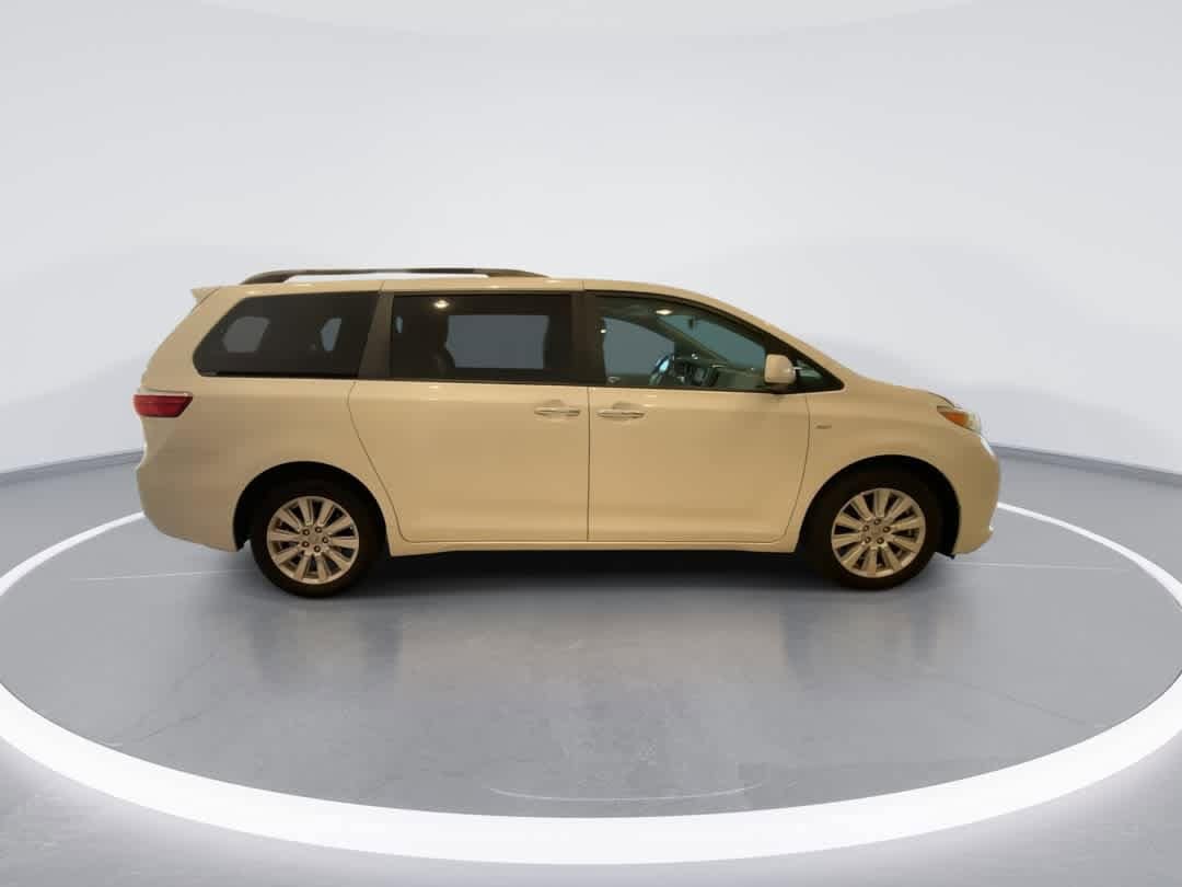 Thumbnail: 2017 Toyota Sienna - 9
