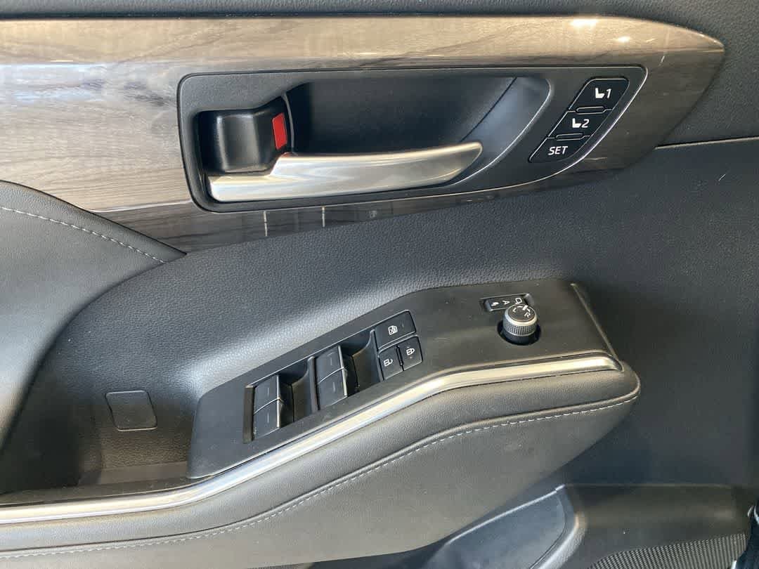 Thumbnail: 2023 Toyota Highlander - 15