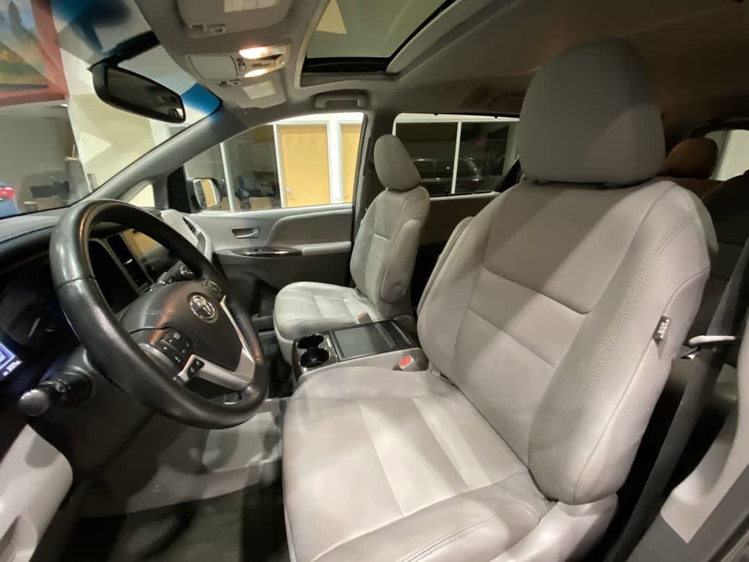 Thumbnail: 2017 Toyota Sienna - 13