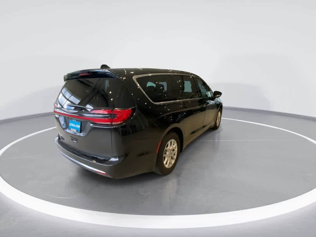Thumbnail: 2023 Chrysler Pacifica - 8