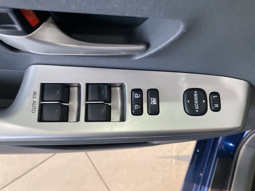 Thumbnail: 2012 Toyota Prius v - 15