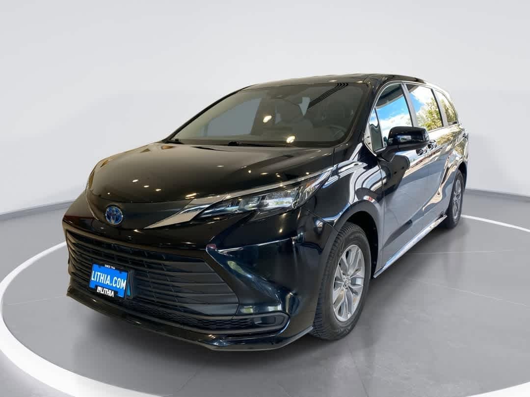 2025 Toyota Sienna LE 8-Passenger Hybrid FWD's photo