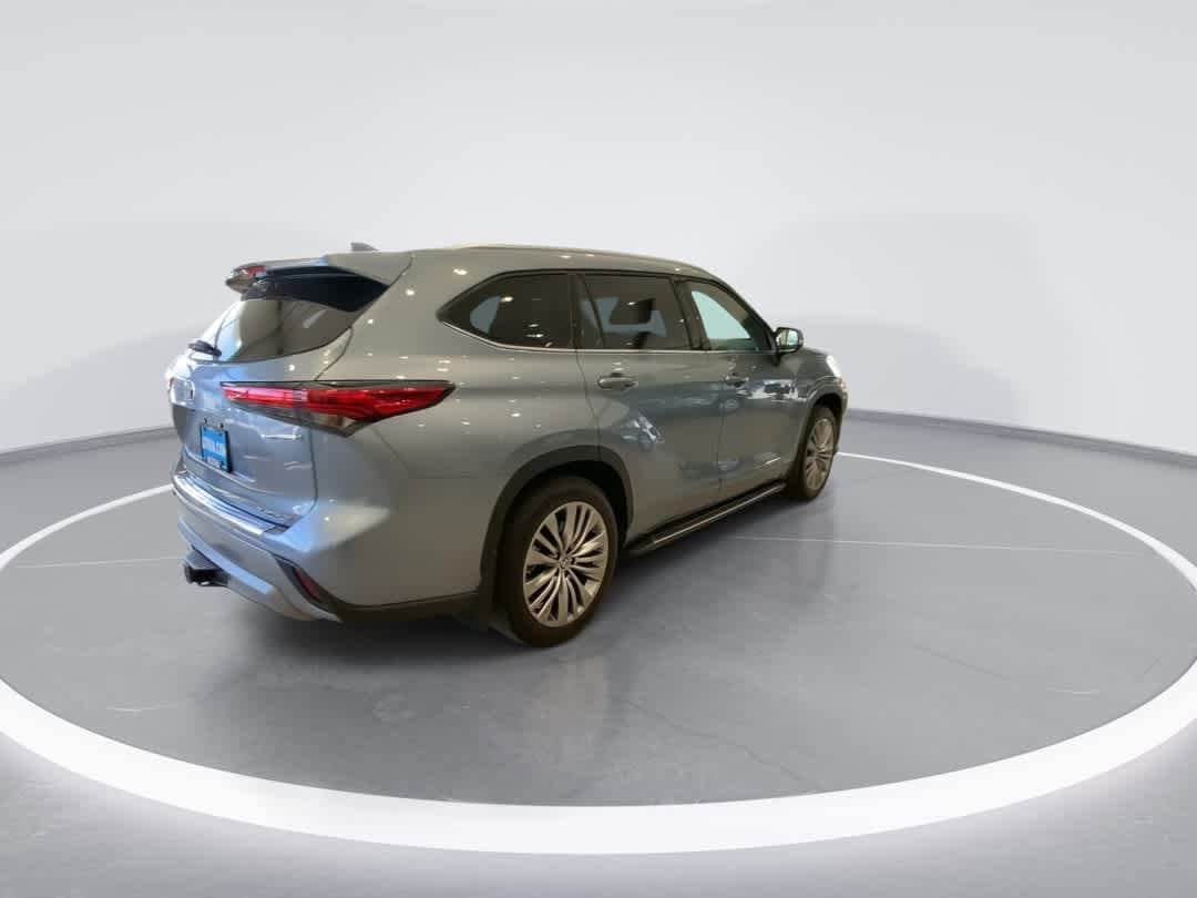 Thumbnail: 2023 Toyota Highlander - 8