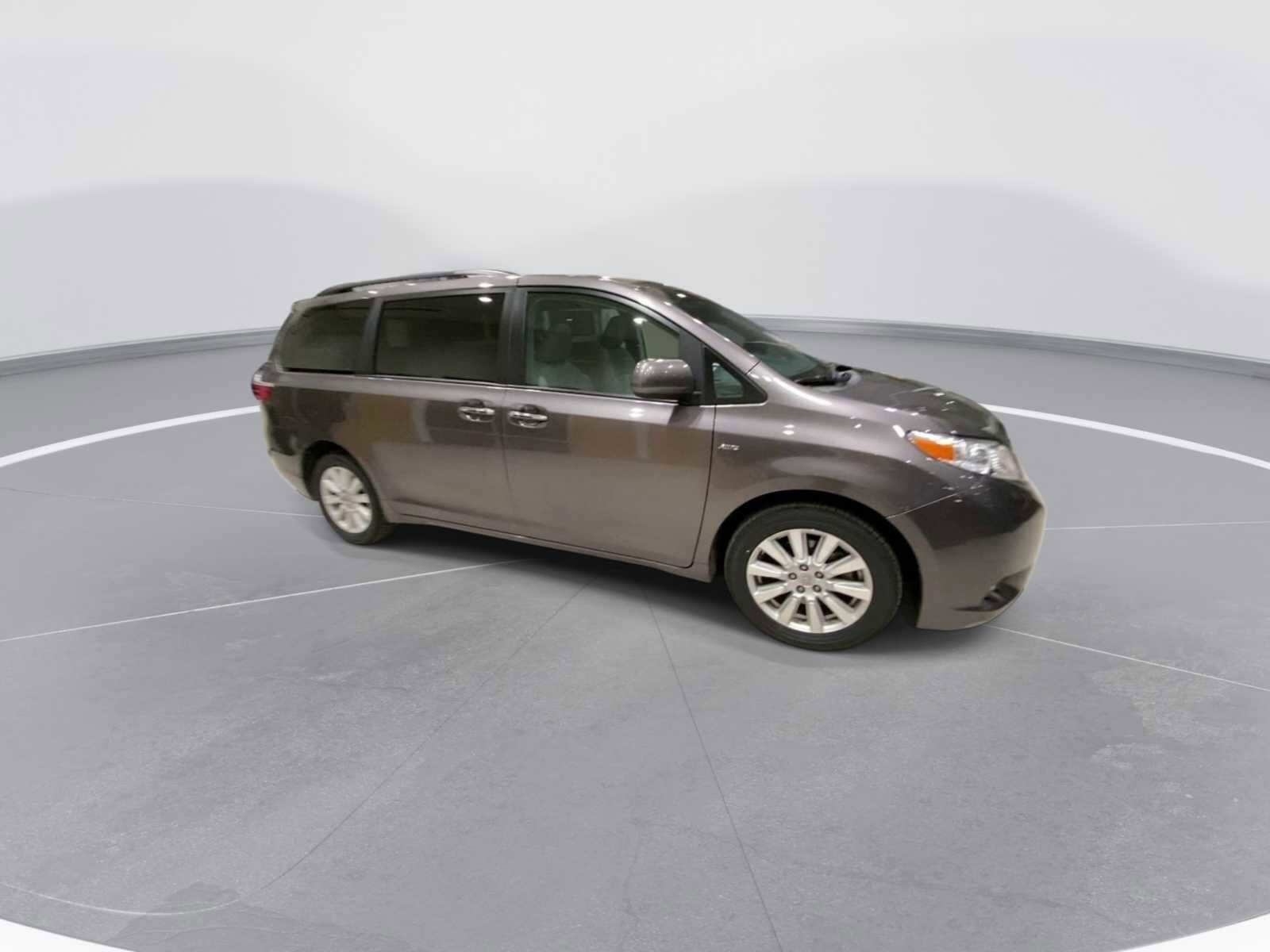 Thumbnail: 2017 Toyota Sienna - 3