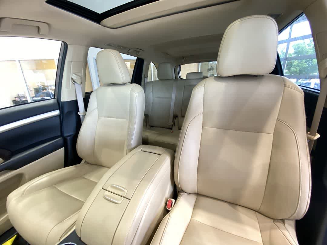 Thumbnail: 2019 Toyota Highlander - 14