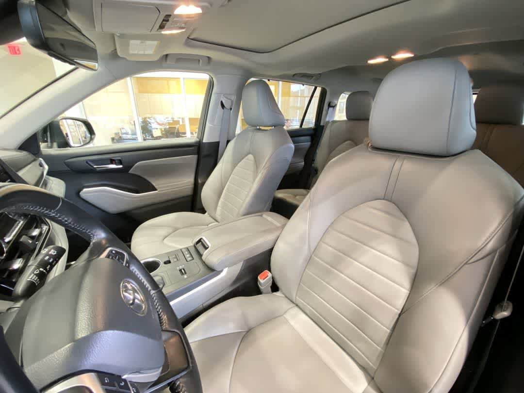 Thumbnail: 2022 Toyota Highlander - 14