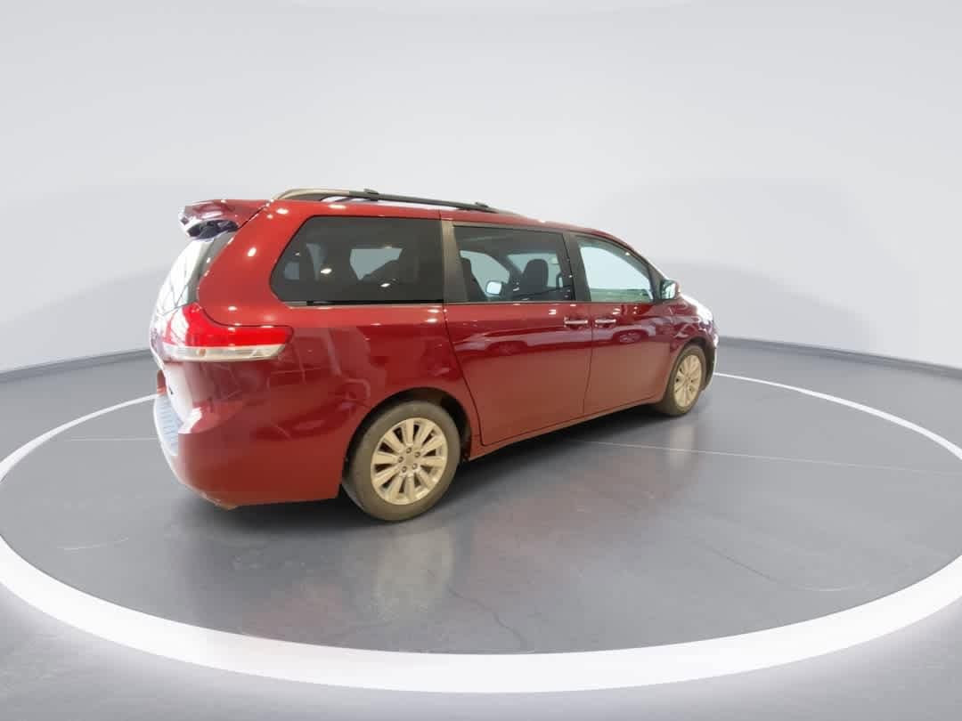 Thumbnail: 2014 Toyota Sienna - 8